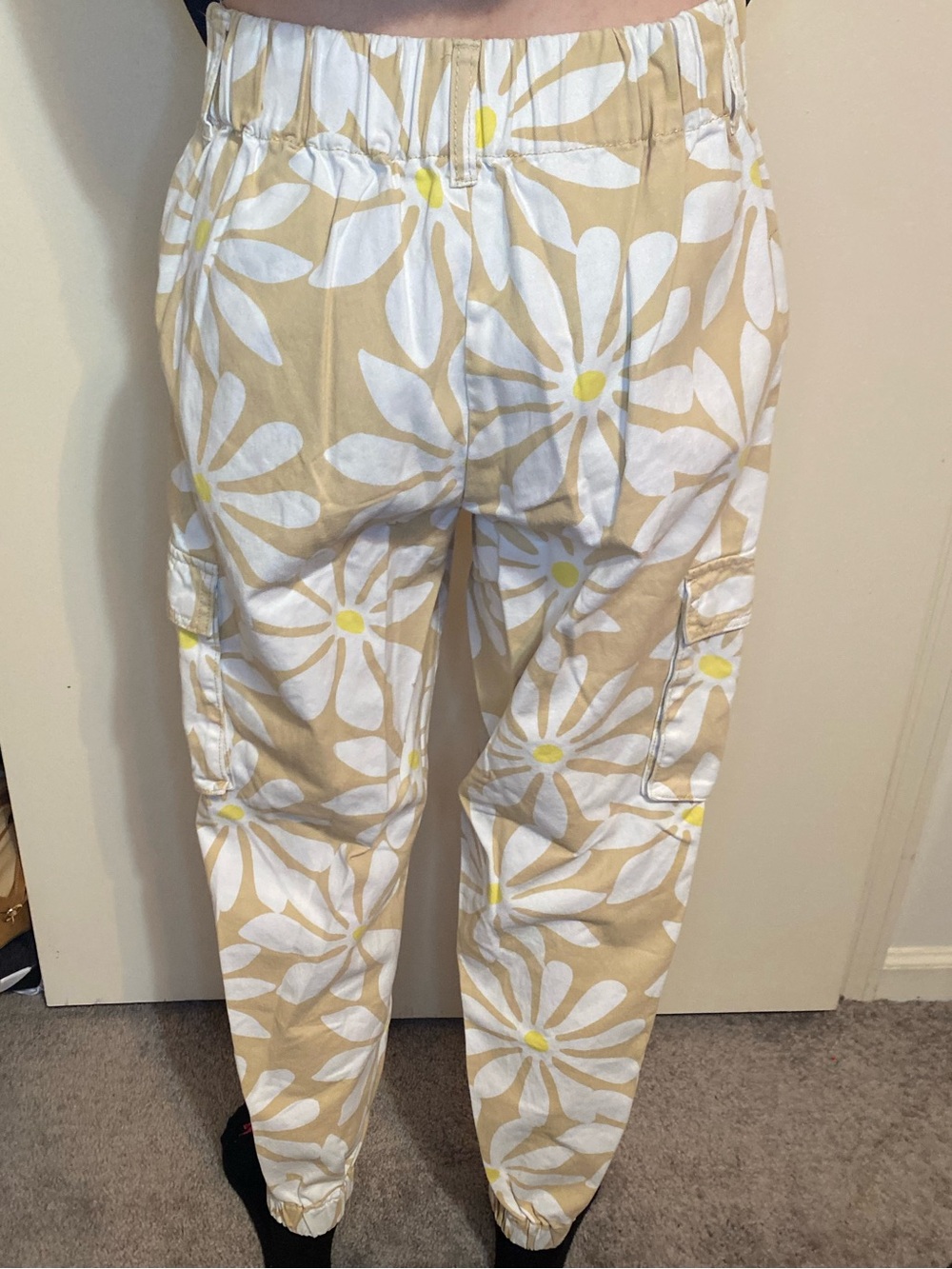 Forever 21 Beige Cargo Joggers with White Daisy Print size small - Picture 10 of 12
